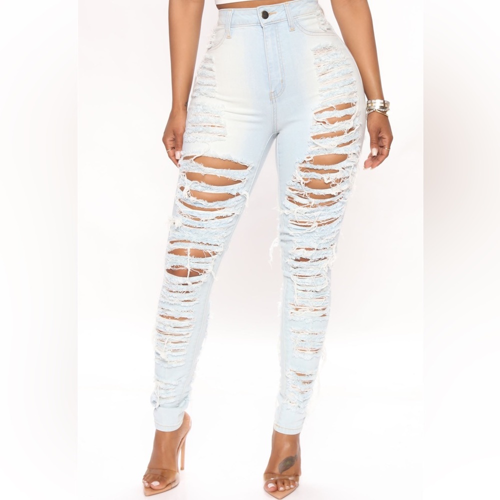 NWT Fashion Nova Light Blue Distressed Jeans Women’s 7